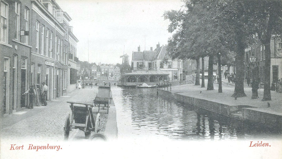 Kort Rapenburg met gracht.