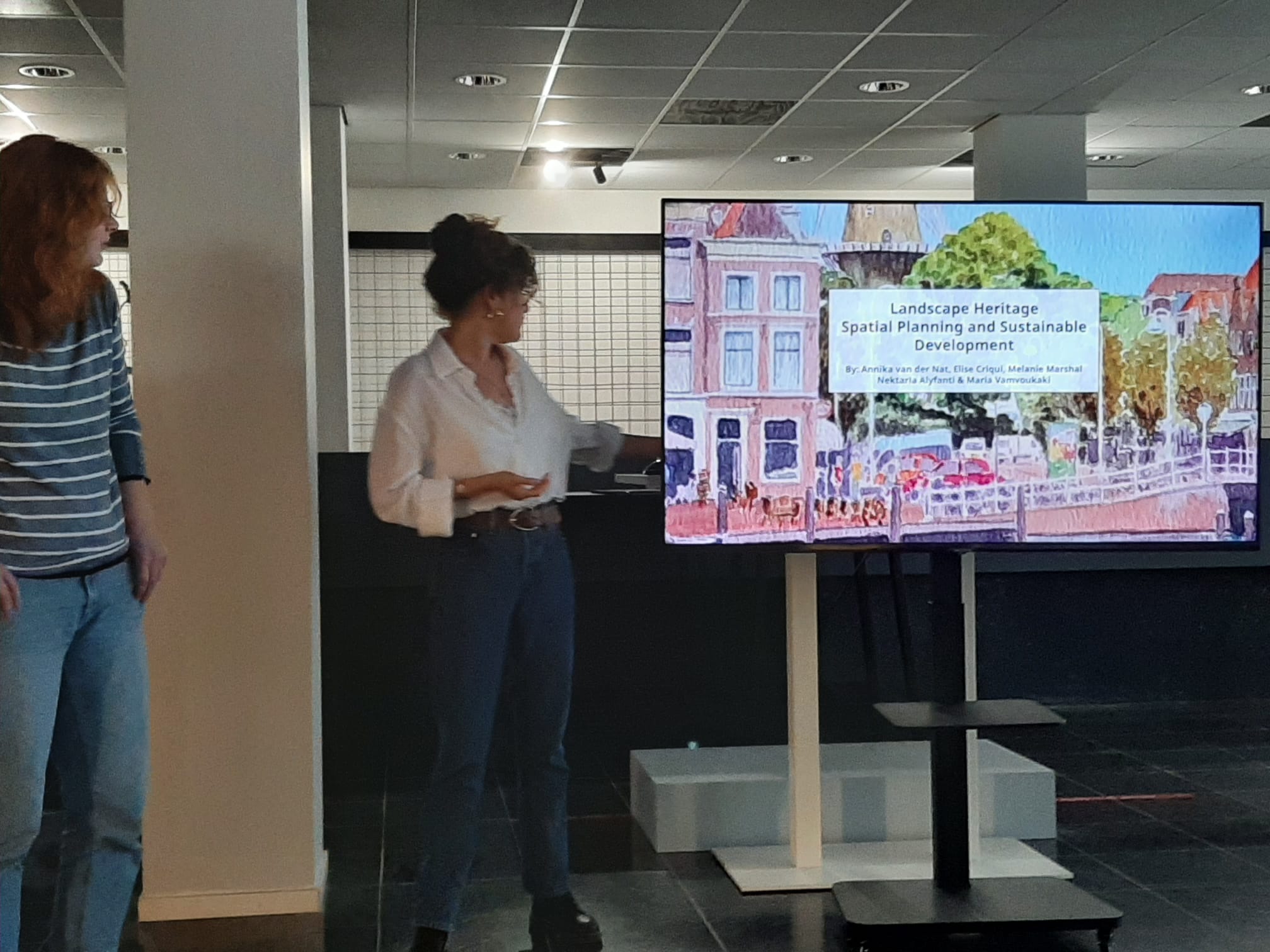 Presentatie van studenten aan wethouder Ashley North en betrokken ambtenaren: Landscape Heritage Spatial Planning en Sustainable Developement.